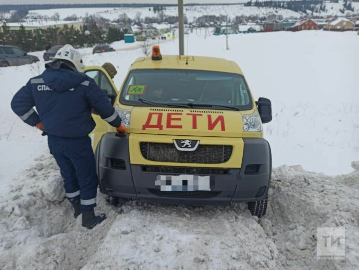 В Сабинском районе столкнулись легковушка и школьный автобус