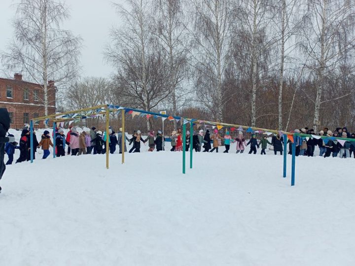 В чистопольской школе отпраздновали Масленицу (фоторепортаж)