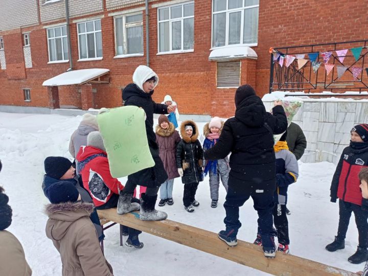 В чистопольской школе отпраздновали Масленицу (фоторепортаж)