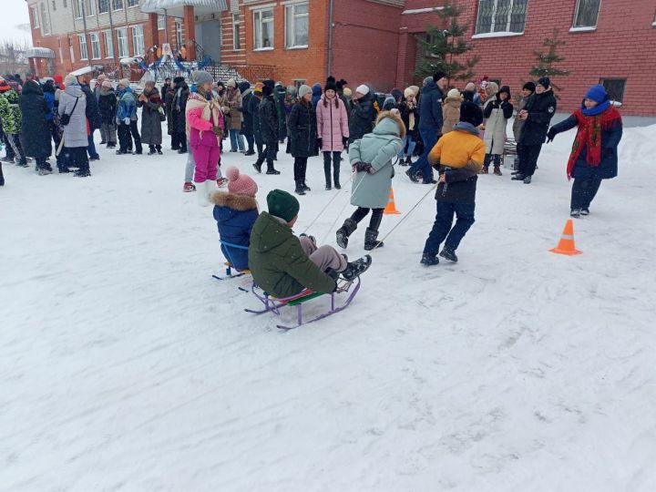 В чистопольской школе отпраздновали Масленицу (фоторепортаж)