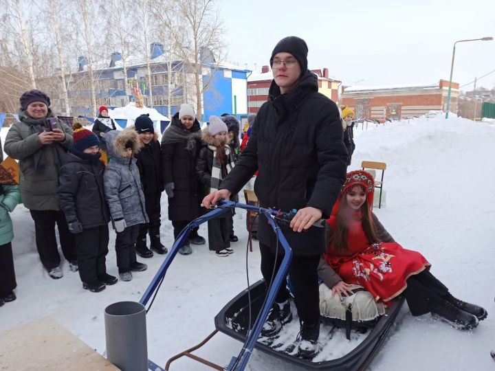 В чистопольской школе отпраздновали Масленицу (фоторепортаж)