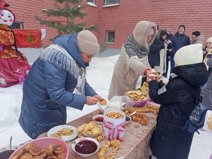 В чистопольской школе отпраздновали Масленицу (фоторепортаж)