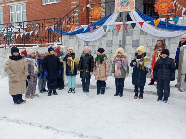 В чистопольской школе отпраздновали Масленицу (фоторепортаж)