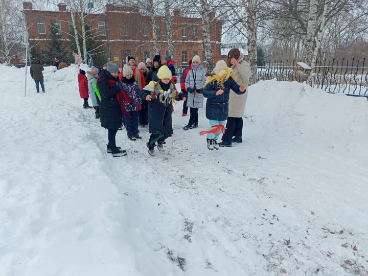 В чистопольской школе отпраздновали Масленицу (фоторепортаж)