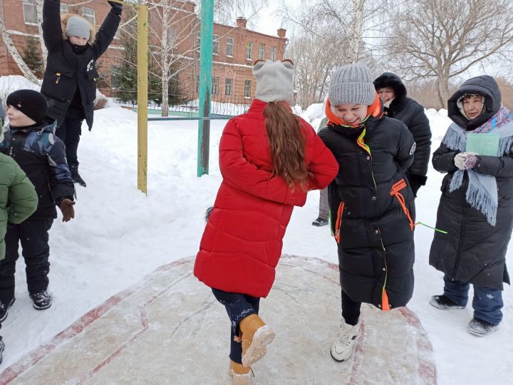 В чистопольской школе отпраздновали Масленицу (фоторепортаж)