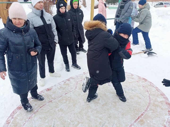 В чистопольской школе отпраздновали Масленицу (фоторепортаж)