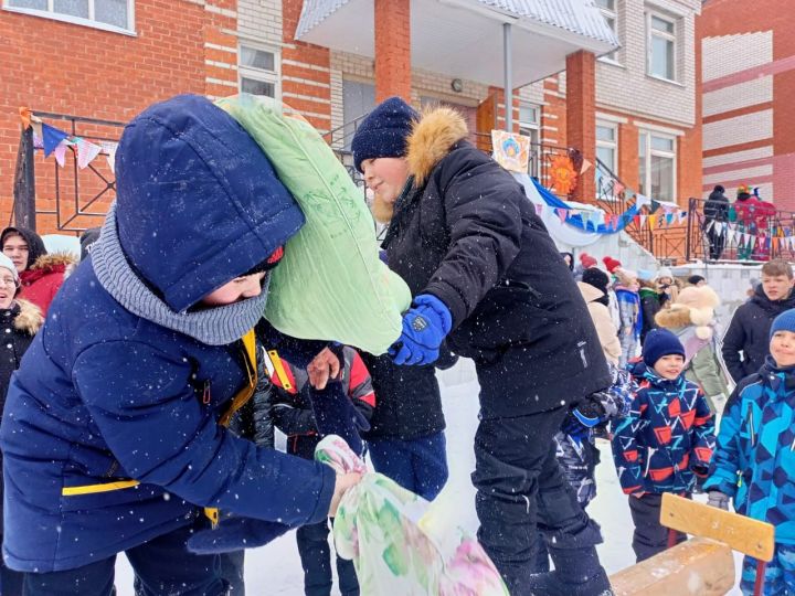 В чистопольской школе отпраздновали Масленицу (фоторепортаж)