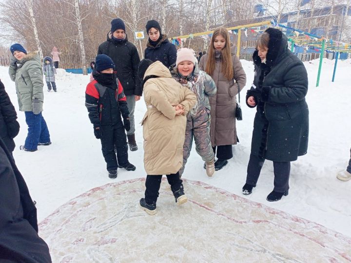 В чистопольской школе отпраздновали Масленицу (фоторепортаж)