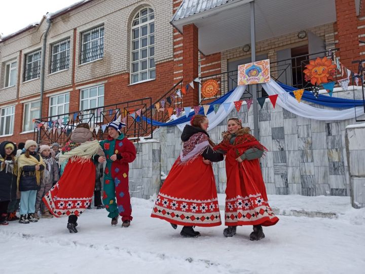 В чистопольской школе отпраздновали Масленицу (фоторепортаж)