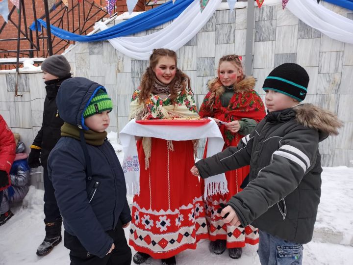 В чистопольской школе отпраздновали Масленицу (фоторепортаж)