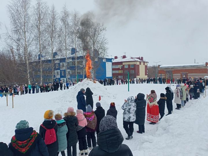 В чистопольской школе отпраздновали Масленицу (фоторепортаж)