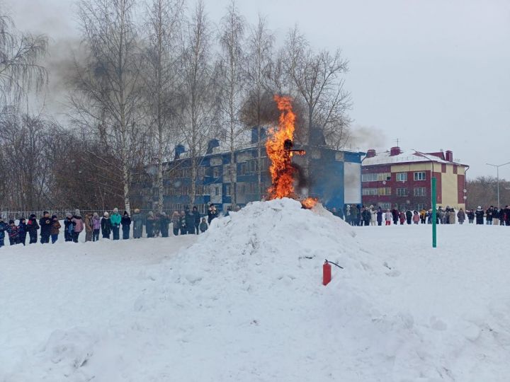 В чистопольской школе отпраздновали Масленицу (фоторепортаж)