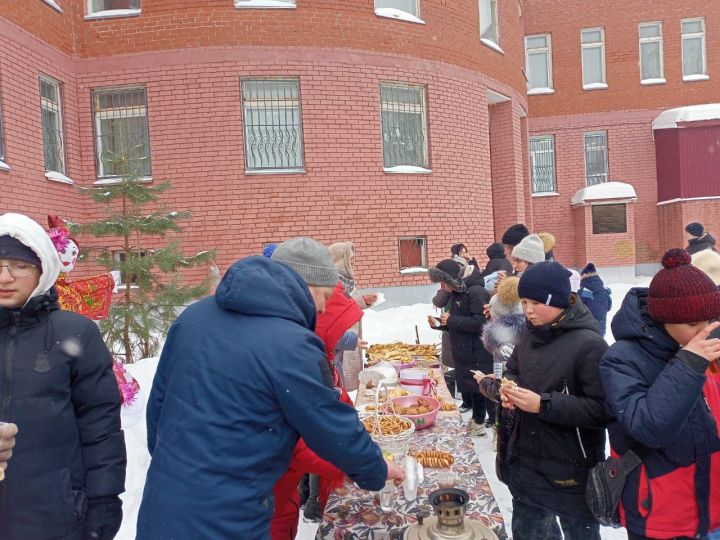 В чистопольской школе отпраздновали Масленицу (фоторепортаж)