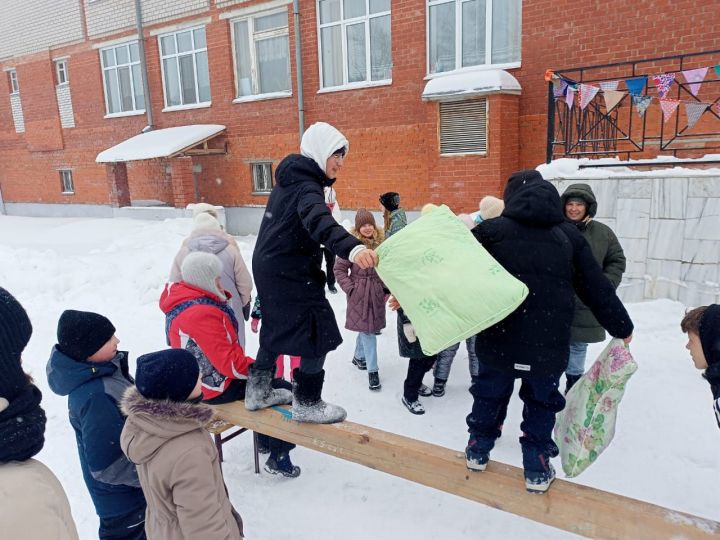 В чистопольской школе отпраздновали Масленицу (фоторепортаж)