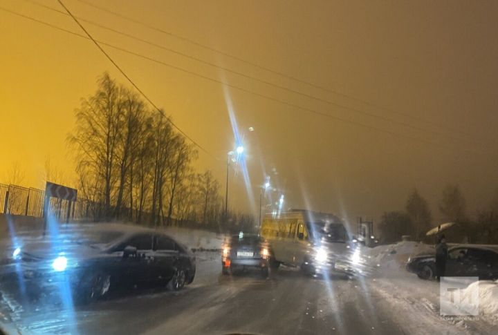 В Казани на выезде из ЖК «Салават Купере» образовалась огромная пробка из-за массового ДТП