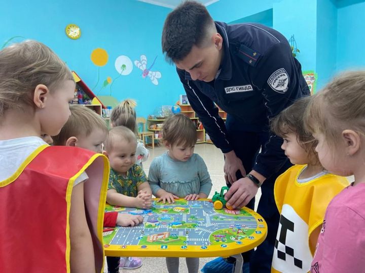 Воспитанники детского сада в Чистопольском районе повторили ПДД вместе с сотрудниками Госавтоинспекции