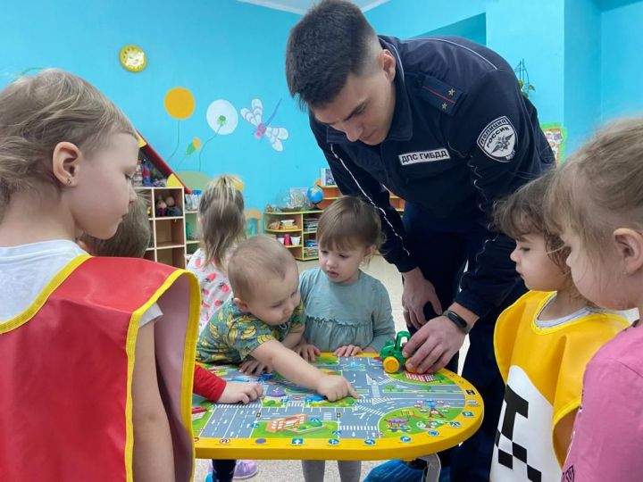 Воспитанники детского сада в Чистопольском районе повторили ПДД вместе с сотрудниками Госавтоинспекции