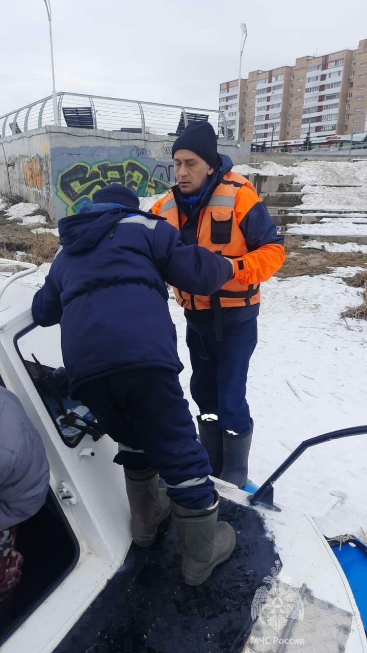 В Татарстане спасатели помогли рыбаку, которому стало плохо посреди реки Кама