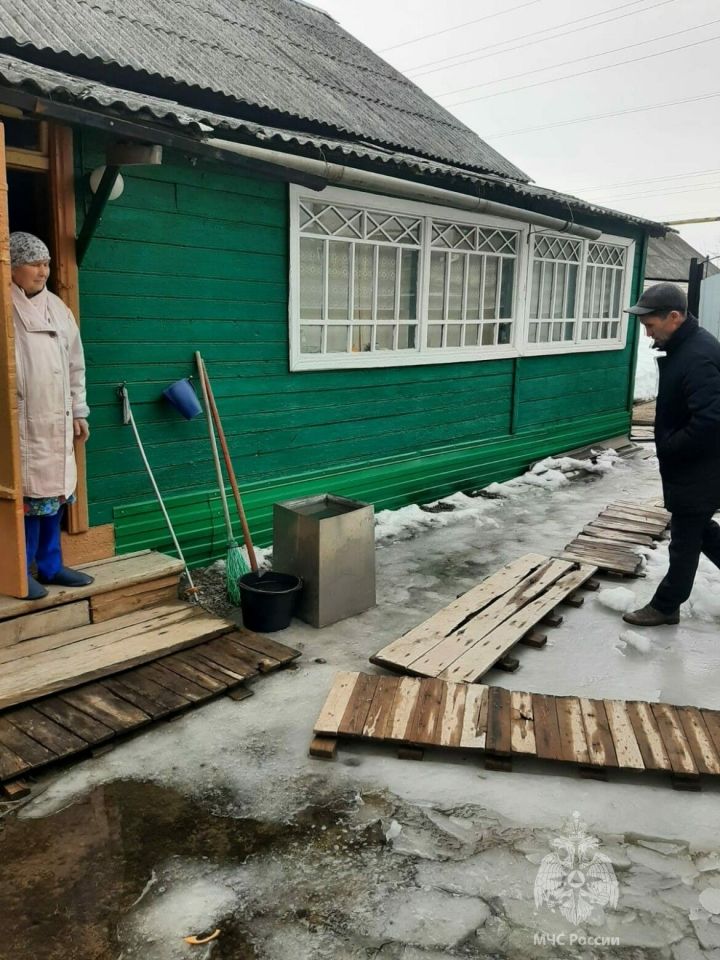 В РТ спасатели помогли пенсионерке, чей участок подтопило талыми водами