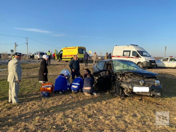 Под Казанью лоб в лоб столкнулись два автомобиля