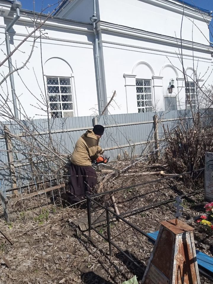 На чистопольском кладбище прошел общегородской субботник