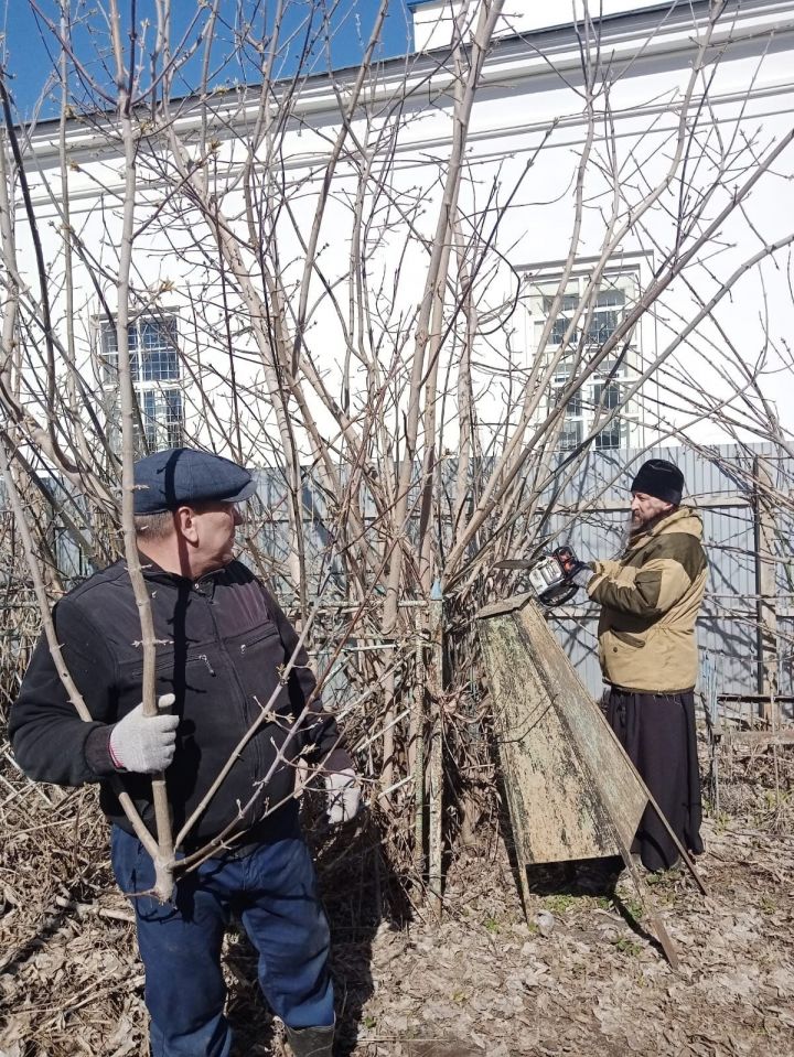 На чистопольском кладбище прошел общегородской субботник