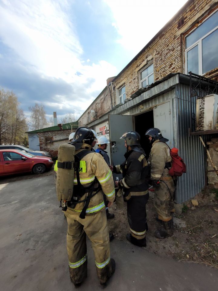 Около одного из магазинов в центре Чистополя очевидцы заметили дым, выходящий из-под крыши пристроя