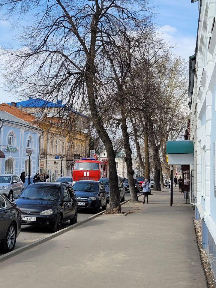 Около одного из магазинов в центре Чистополя очевидцы заметили дым, выходящий из-под крыши пристроя