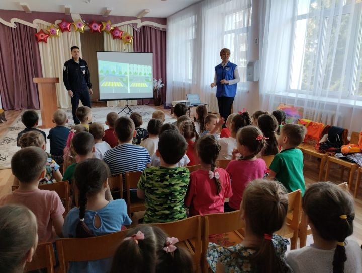 Чистопольские дошкольники повторили правила дорожного движения