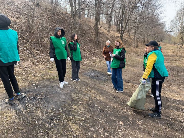 В честь праздничной даты природного заказника «Чистые луга» дети смастерили подарки и помогли в уборке территории