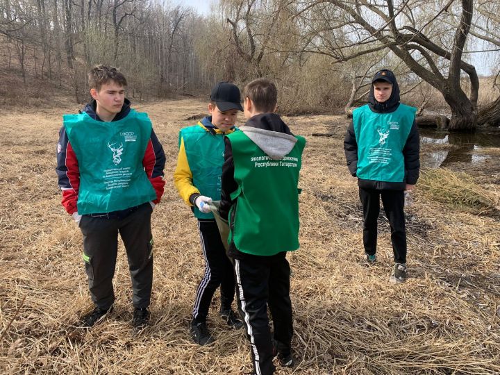 В честь праздничной даты природного заказника «Чистые луга» дети смастерили подарки и помогли в уборке территории