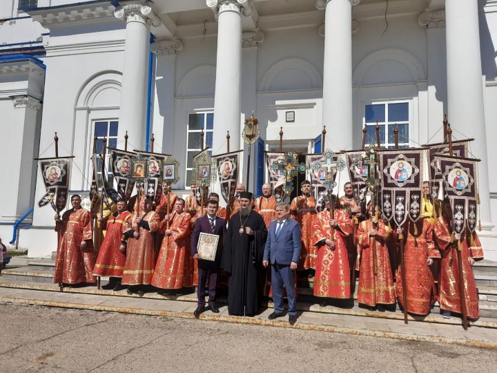 Сотни чистопольцев прошли по улицам города пасхальным крестным ходом