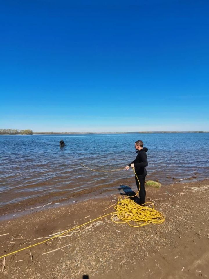 Водолазы очистили от мусора дно Камы чистопольского городского пляжа