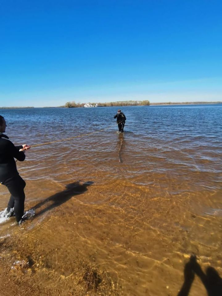 Водолазы очистили от мусора дно Камы чистопольского городского пляжа