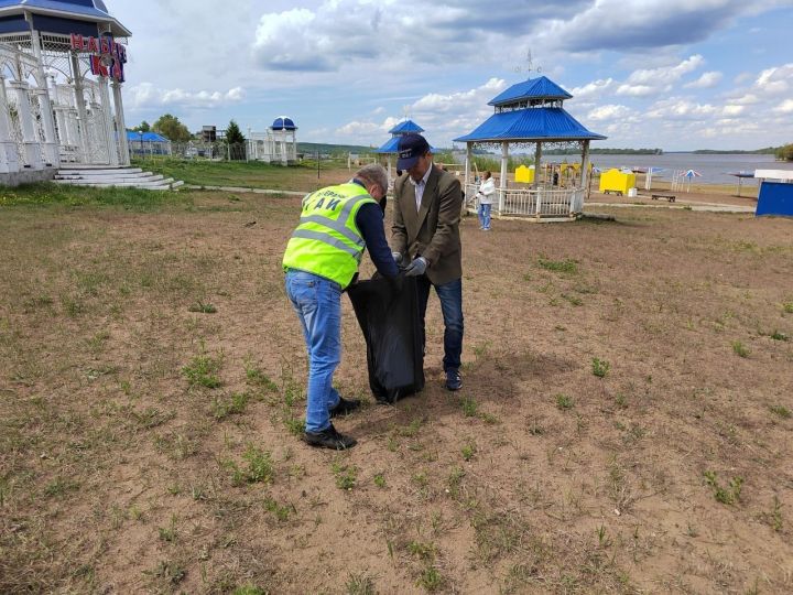 В Чистополе более 130 волонтеров стали участниками акции «Чистая набережная»