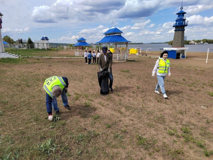 В Чистополе более 130 волонтеров стали участниками акции «Чистая набережная»