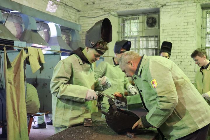 В рамках профессионального обучения в Чистопольском сельскохозяйственном техникуме проходят занятия по сварочному делу (Фоторепортаж)