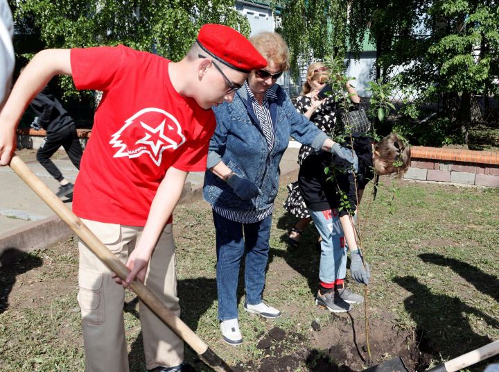 В Чистополе посадили яблоневый сад