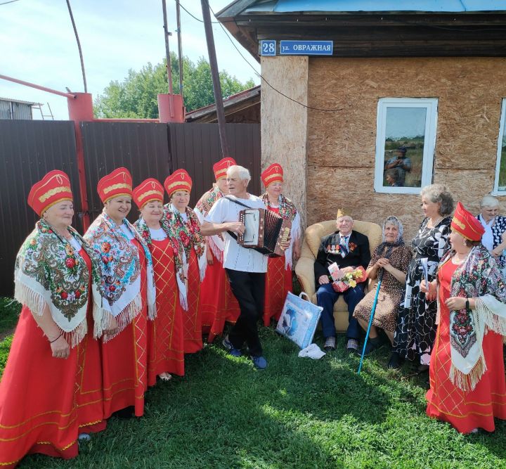 В Чистопольском районе поздравили с 90-летием труженика тыла Анатолия Карпова