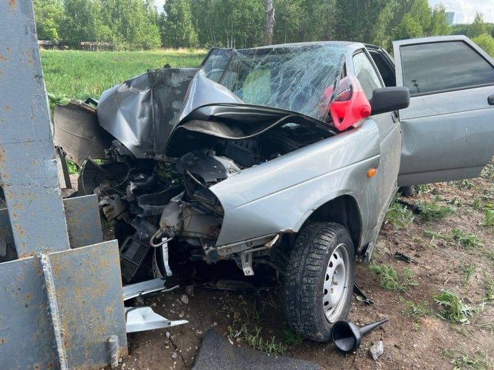 В Нижнекамске легковушка влетела в эстакаду