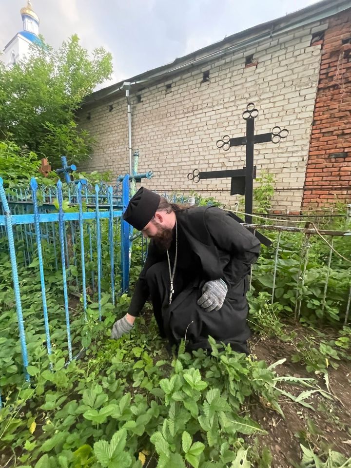 Чистопольское молодежное православное общество провели уборку на Авдеевском кладбище