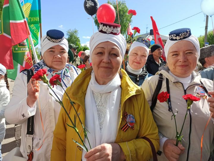 На митинге в День Победы отдельной колонной прошли волонтеры добровольческого движения «Чистополь-фронту»