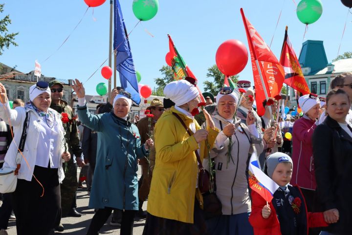 На митинге в День Победы отдельной колонной прошли волонтеры добровольческого движения «Чистополь-фронту»