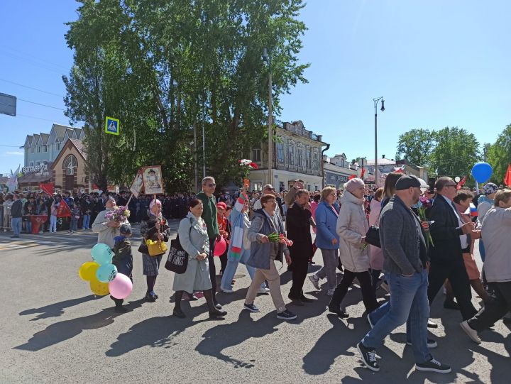 На митинге в День Победы отдельной колонной прошли волонтеры добровольческого движения «Чистополь-фронту»