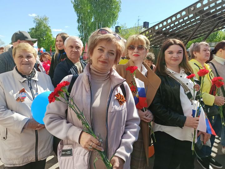 На митинге в День Победы отдельной колонной прошли волонтеры добровольческого движения «Чистополь-фронту»