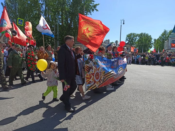 На митинге в День Победы отдельной колонной прошли волонтеры добровольческого движения «Чистополь-фронту»