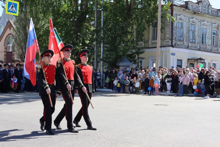 В Чистополе на центральной площади прошел парад Победы