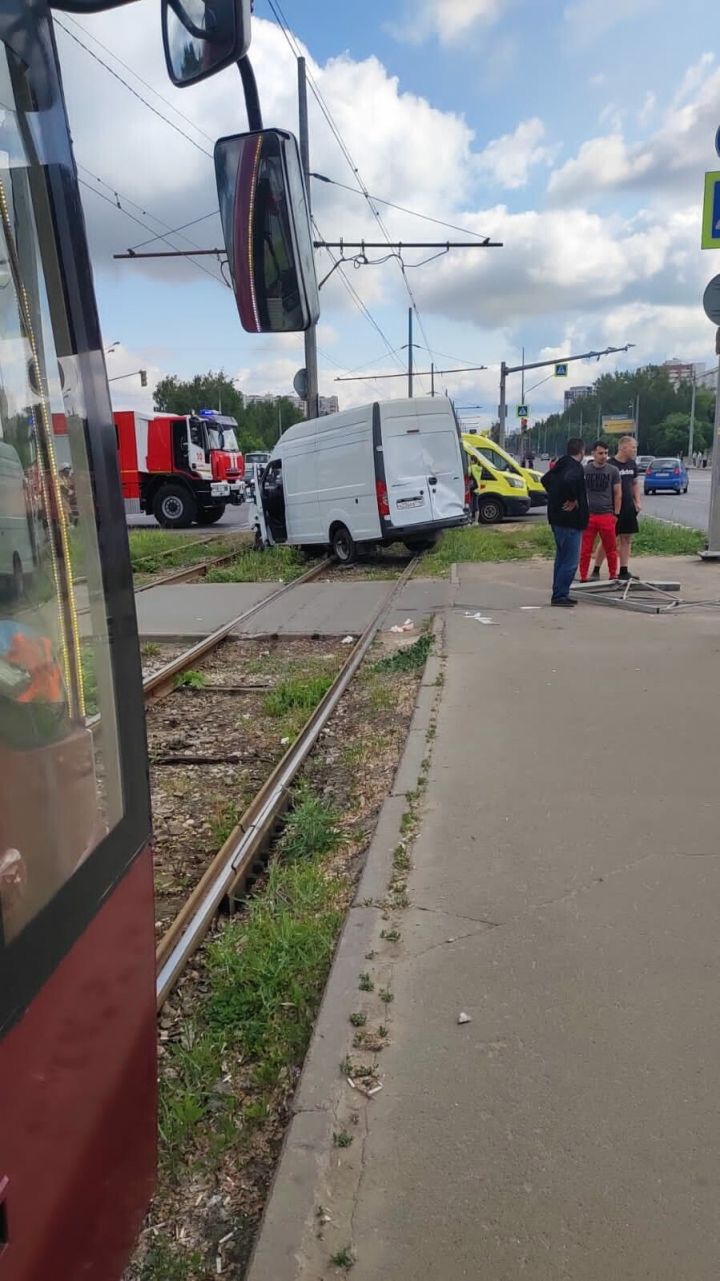 В Казани «ГАЗель» въехала в людей на остановке