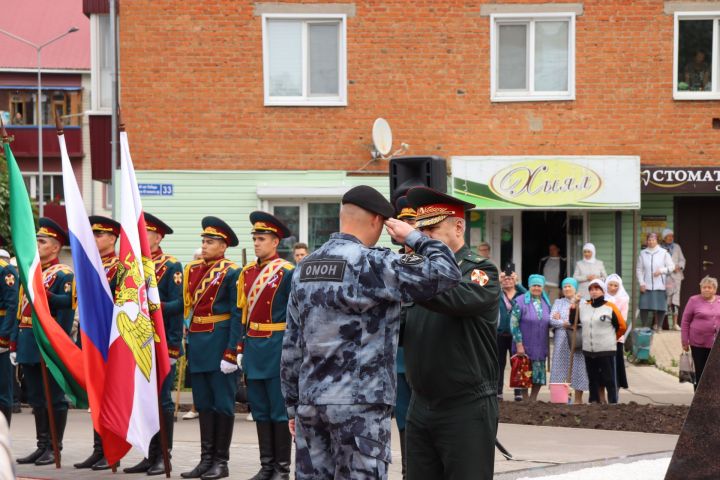 В Чистополе открыли памятник Герою России Игорю Груднову