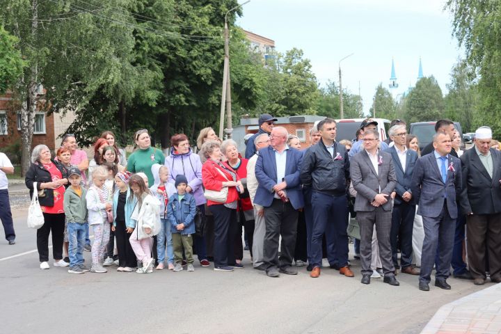 В Чистополе открыли памятник Герою России Игорю Груднову